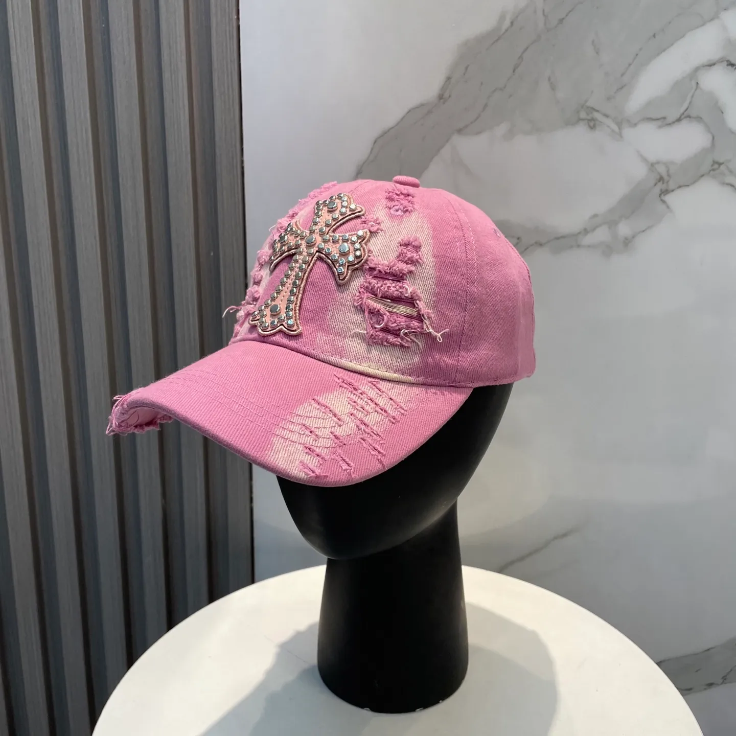 P66 Crow Heart 🆕🆕New baseball cap, stylish and classic cross logo, casual with a cool feeling, unisex style, same style for men and women! Very easy to match! Head circumference: 56-58cm is available